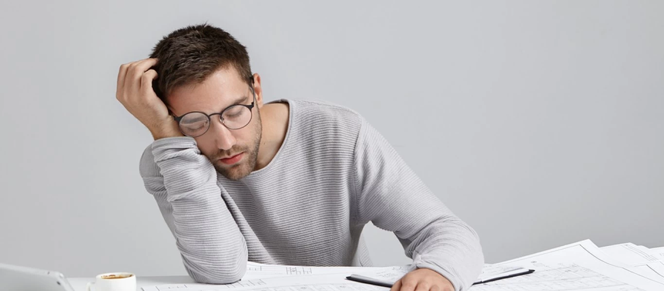 Που οφείλεται η υπνηλία κατά τη διάρκεια της ημέρας;